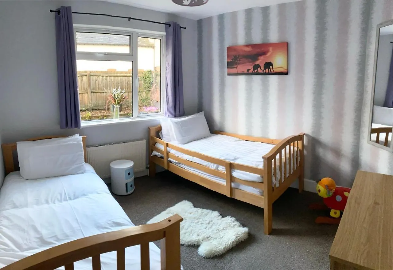 Coastline Retreats - Cosy Bungalow In Ringwood Town Centre With Lots Of Parking And Large Enclosed Garden United Kingdom