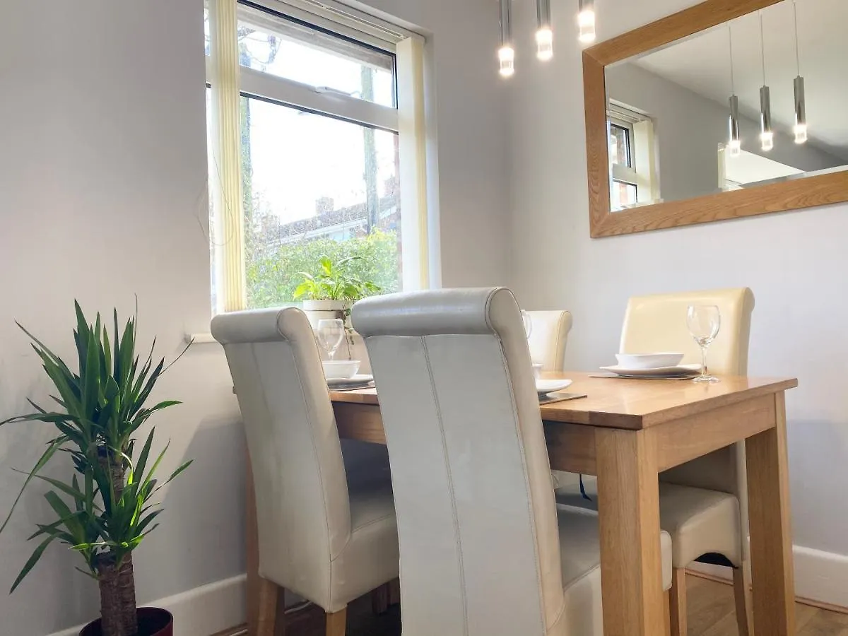 Coastline Retreats - Cosy Bungalow In Ringwood Town Centre With Lots Of Parking And Large Enclosed Garden Holiday home
