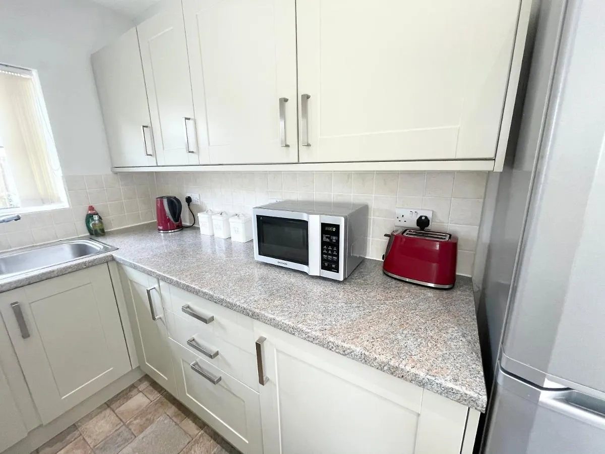 Coastline Retreats - Cosy Bungalow In Ringwood Town Centre With Lots Of Parking And Large Enclosed Garden United Kingdom