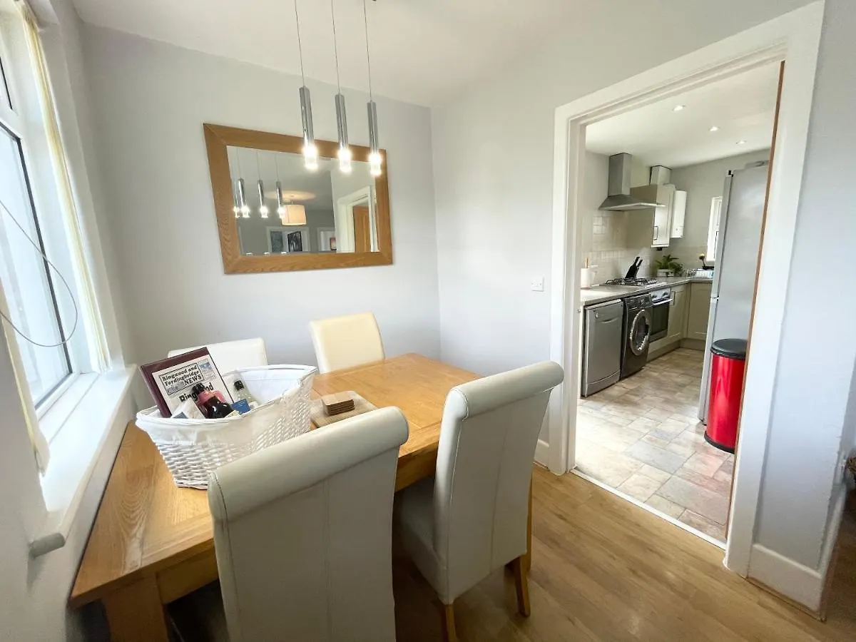 Holiday home Coastline Retreats - Cosy Bungalow In Ringwood Town Centre With Lots Of Parking And Large Enclosed Garden