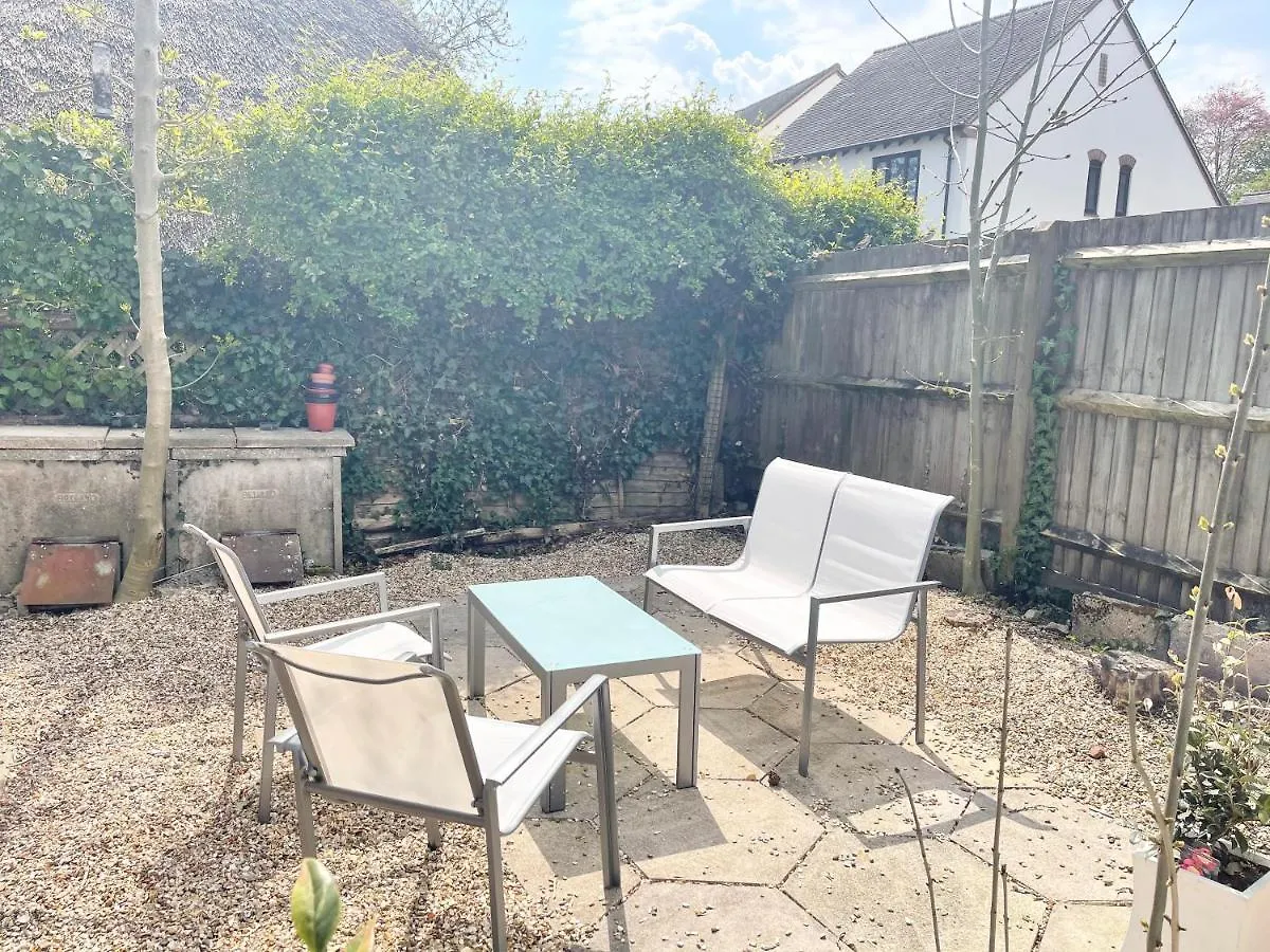 Coastline Retreats - Cosy Bungalow In Ringwood Town Centre With Lots Of Parking And Large Enclosed Garden
