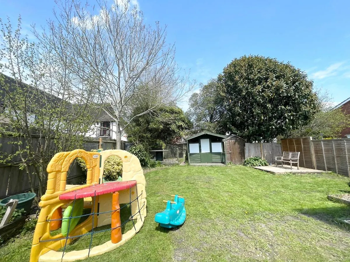 Coastline Retreats - Cosy Bungalow In Ringwood Town Centre With Lots Of Parking And Large Enclosed Garden Holiday home